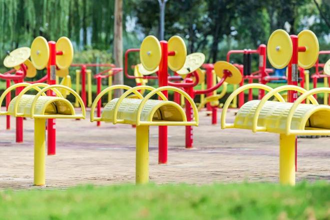 不用非得去健身房!楼下的健身器材也是真宝藏(图5) 不用非得去健身房!楼下的健身器材也是真宝藏(图5)